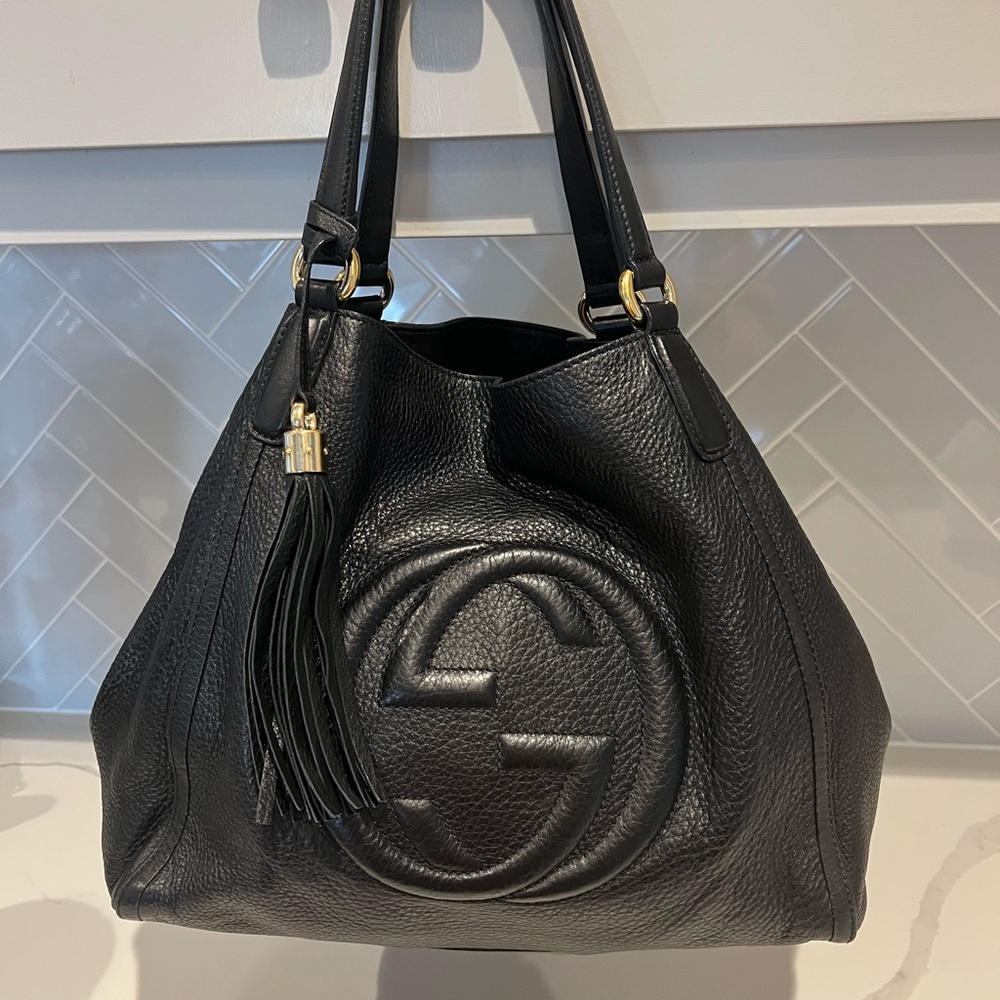 Gucci handbag black comes with duster